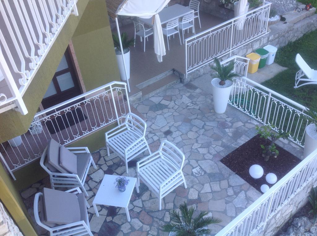 Villa Arianna Panoramic Apartments Мальчезине Экстерьер фото